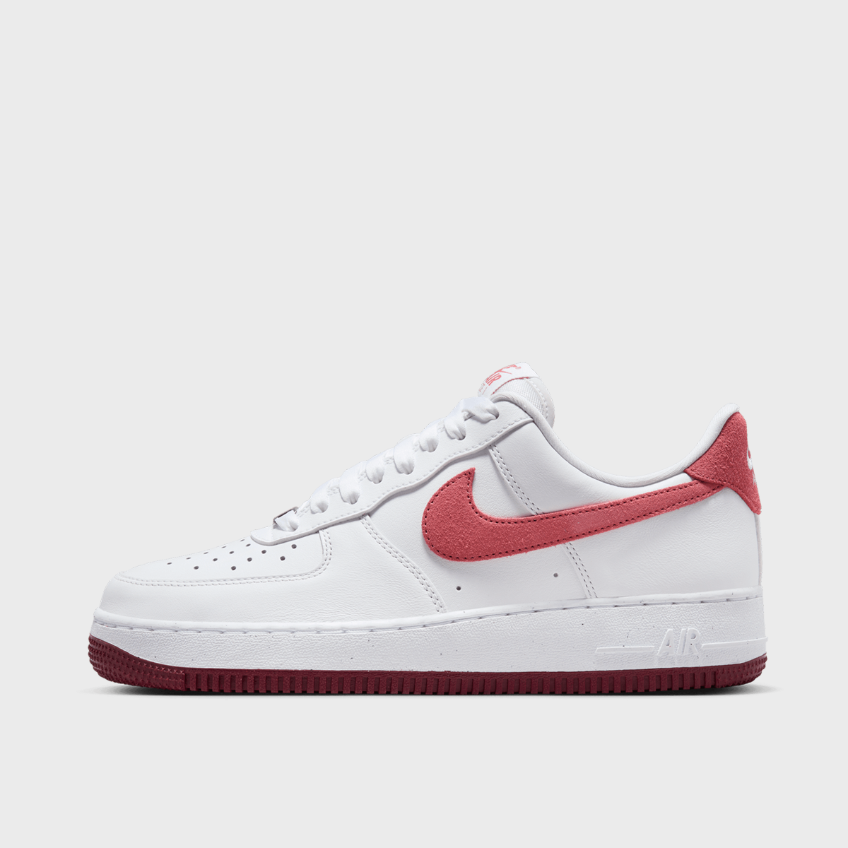 WMNS Air Force 1 '07 SE, NIKE, Footwear, white/adobe/team red/dragon red, taille: 36